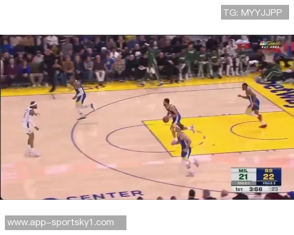 老将默契配合霍福德助攻库里精彩反篮打成21